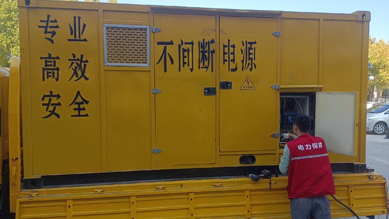 和布克赛尔柴油发电机组和UPS电源配合使用时，如何避免切换过程中的电力中断？