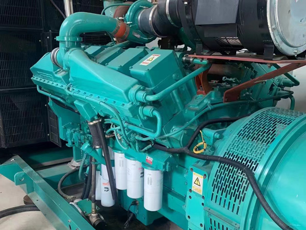 和布克赛尔更换100kW柴油发电机组机油时，需要注意哪些事项？
